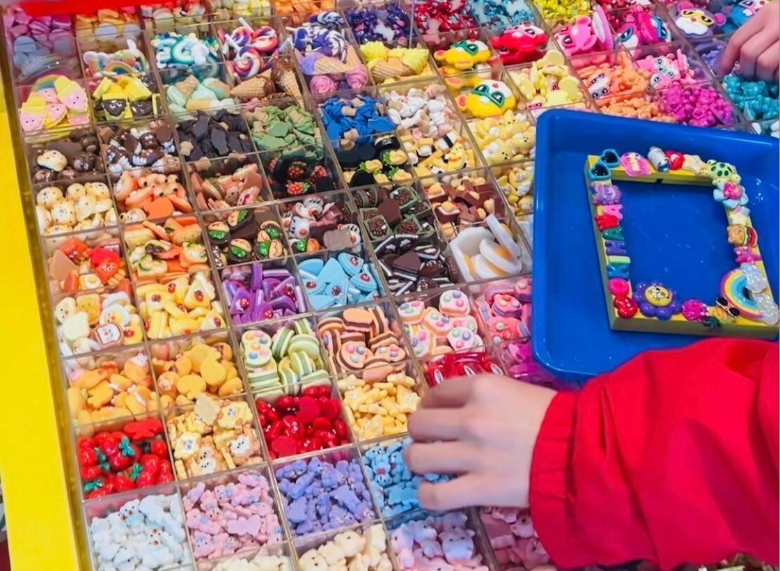 カラフルなデコパーツが並ぶDECOPANICの店内