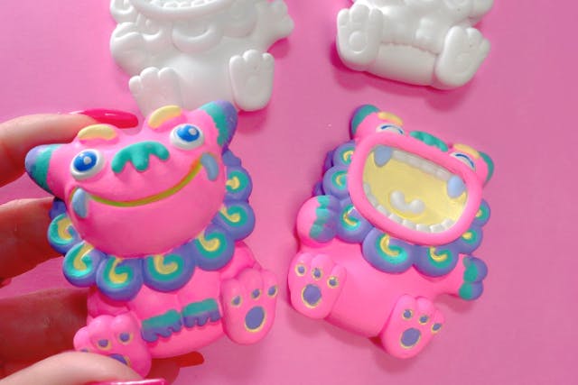 ピンクと青緑に色付けしたペアシーサー